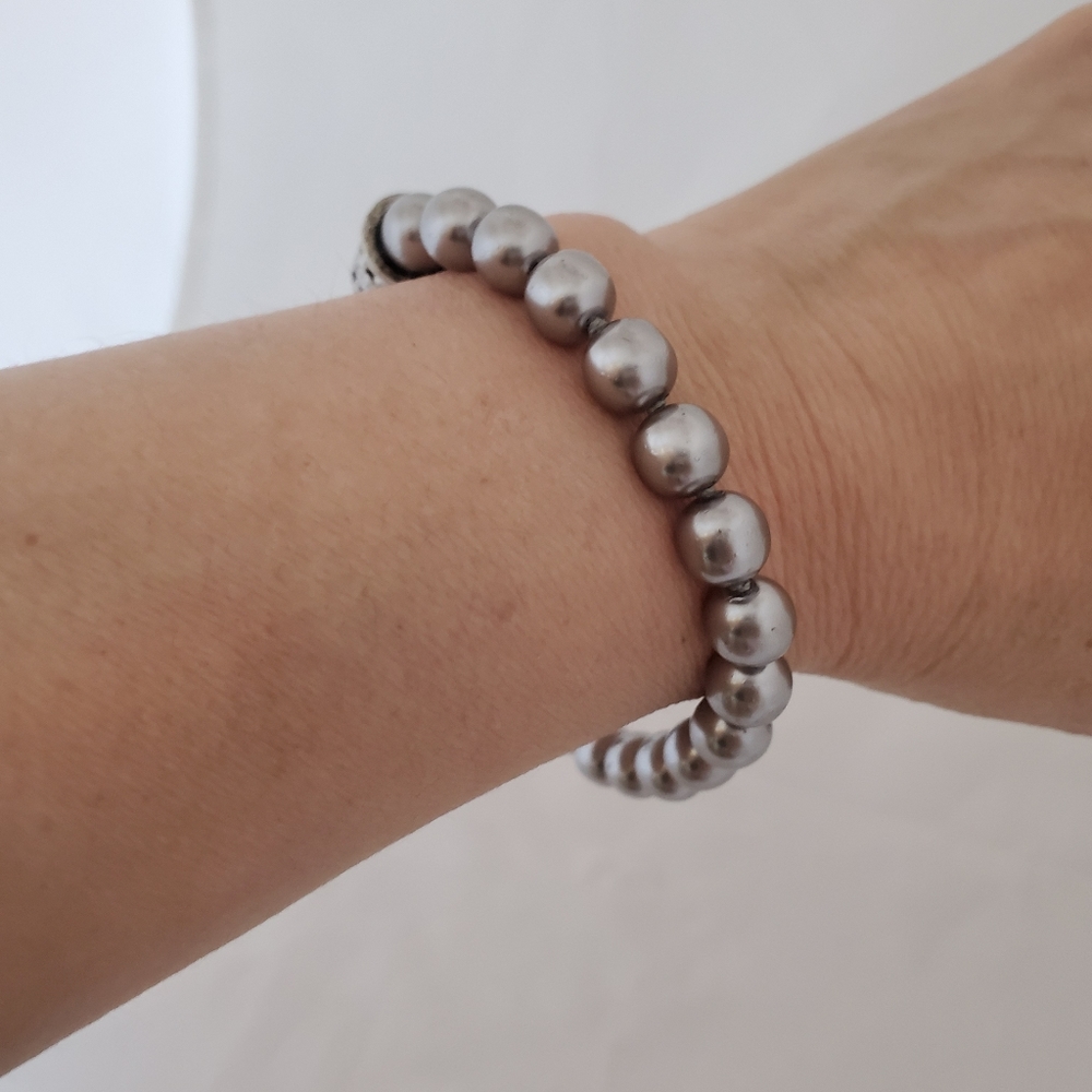 Gray pearl bracelet